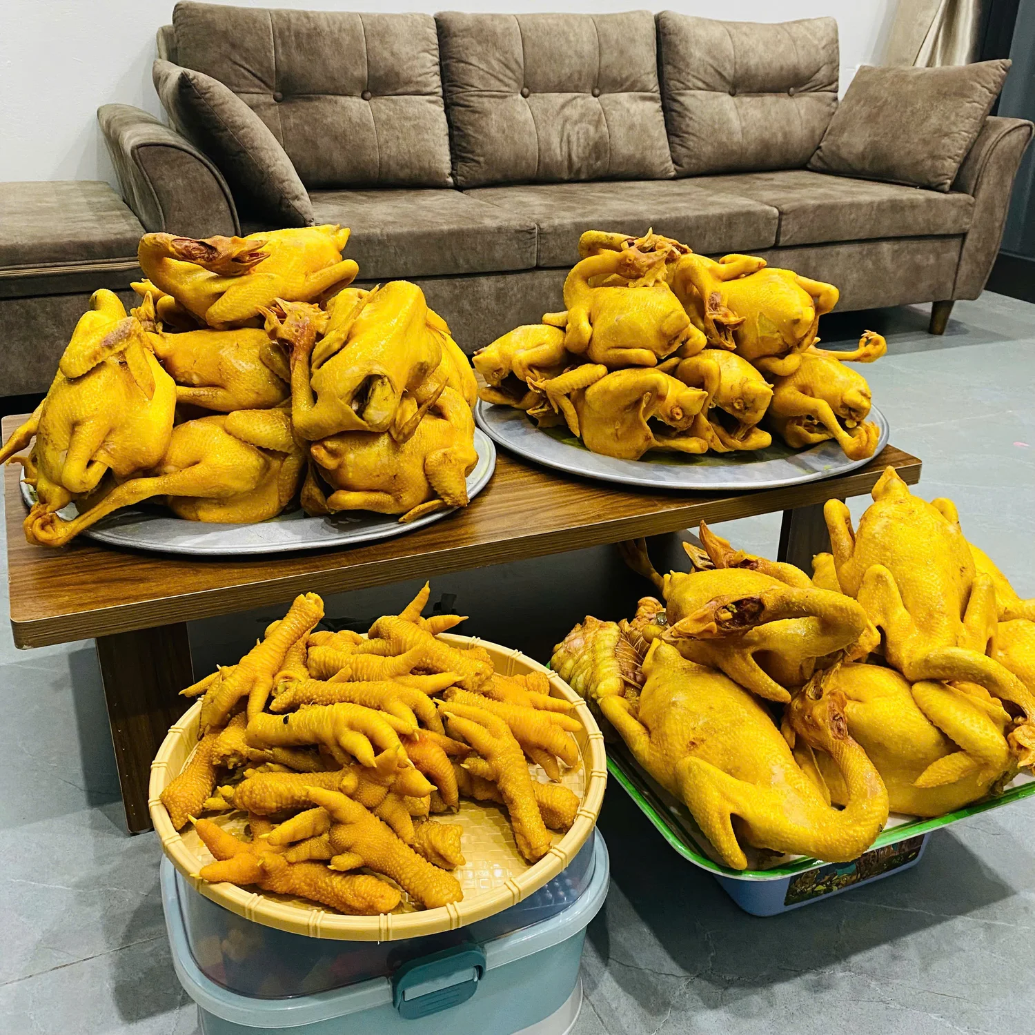 Gà ủ muối thành phẩm màu vàng